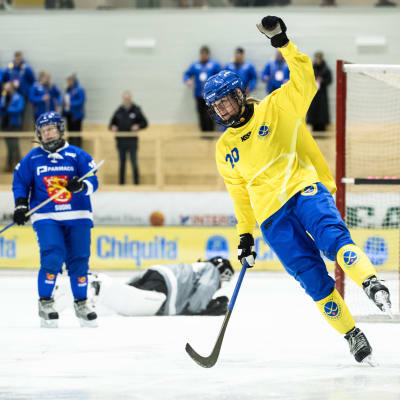 Tilda Ström jublar efter ett svenskt mål mot Finland.