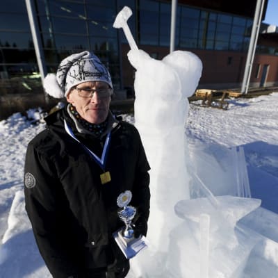 Veijo Oinonen och hans isskulptur Smed som gav honom finska mästerskapet i isskulptur.