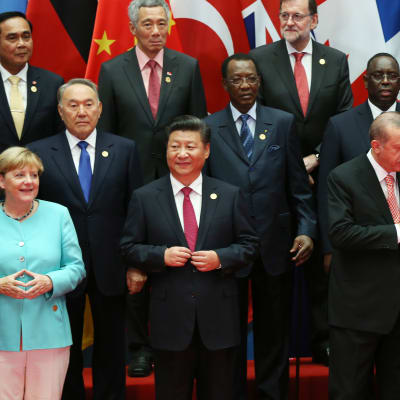 G20-maiden valtionpäämiehiä ns. "perhekuvassa". Eturivissä muun muassa Saksan liittokansleri Angela Merkel ja Turkin presidentti Recep Tayyip Erdogan.
