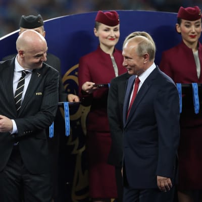 Fifan puheenjohtaja Gianni Infantino esitteli MM-pokaalia Venäjän presidentille Vladimir Putinille vuonna 2018.