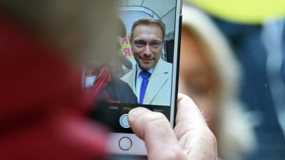 Christian Lindner, partiordförande för det liberala partiet FDP, poserar för en selfie med en anhängare vid ett kampanjtillfälle i Lübeck inför det tyska förbundsdagsvalet i september 2017.