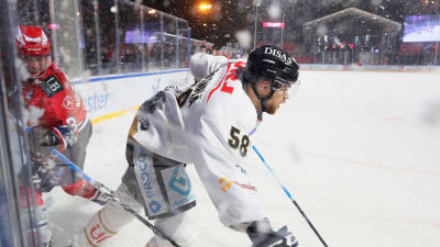 Jani Hakanpää på isen i utomhusmatchen mot HIFK.