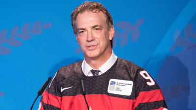 Joe Sakic tar emot utmärkelse under hockey-VM.