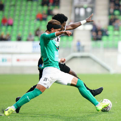 IFK Mariehamns Keaton Isaksson och VPS Steven Morrissey i närkamp.