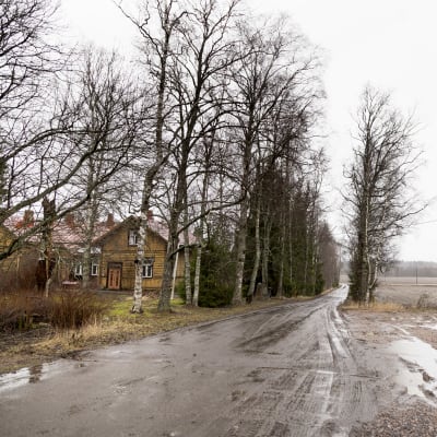 Pakkolunastettava talo ja tie sinne.