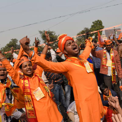 Medlemmar av den hindunationalistiska organisationen Vishwa Hindu Parishad hade samlats för att invänta högsta domstolens beslut i New Delhi. 
