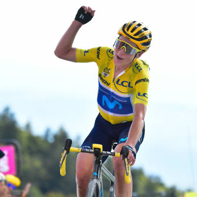 Annemiek van Vleuten tuulettaa etappivoittajana myös pyöräilyn Ranskan ympäriajon voittoa vuonna 2022.