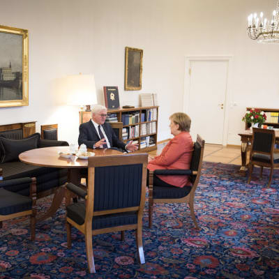 Tysklands förbundspresident Frank-Walte Steinmeier och förbundskansler Angela Merkel