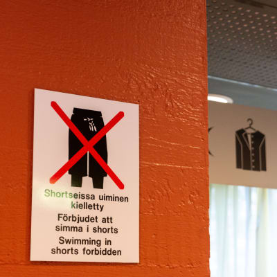 Skylt i simhall.