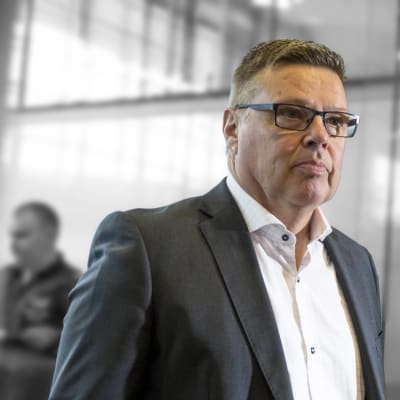 Bearbetad bild på Jari Aarnio. 