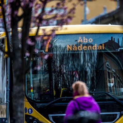 En gul buss i lokaltrafik i Åbo