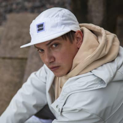 Antti Nopsajalka Hakala istuu rappusilla