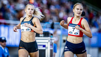 Jeanine Nygård och Inka Pöyry blickar åt samma håll då de joggar.