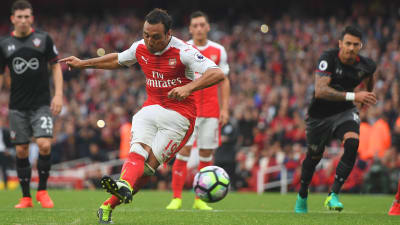 Santi Cazorla blev matchhjälte från straffpunkten när Arsenal i lördags slog Southampton med 2-1.