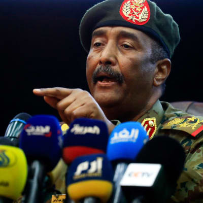 Sudanin armeijan pääkenraali Abdel Fattah al-Burhan puhuu medialle.