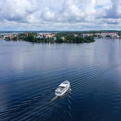 Risteilyalus m/s Elviira vesillä Savonlinnan edustalla.