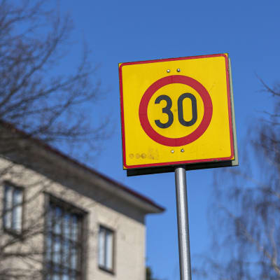 30 km/h nopeusrajoitus merkki Helsingin Käpylässä.