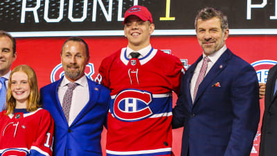 Jesperi Kotkaniemi poserar under NHL-draften.