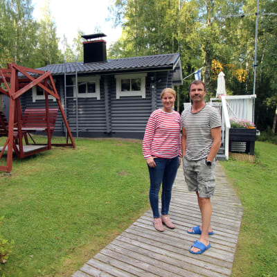Marika Pajunen ja Kimmo Himanen kesämökillään Juvalla.