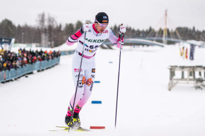 Hannes Mäenpää åker skidor.