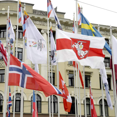 VM-deltagarländernas flaggor i Riga.