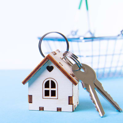 Nyckelknippa med nycklar och ett litet hus