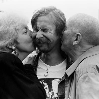 Leikkaaja Thelma Schoonmaker ja ohjaaja Michael Powell suukottavat irvistävää Matti Pellonpäätä poskille. Kuva Sodankylän elokuvajuhlilta 1987.