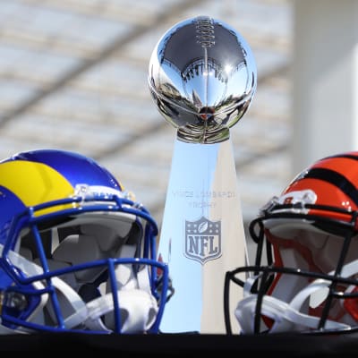 Super Bowlin ennakkokuva, jossa Ramsin ja Bengalsin kypärät ja mestaruuspokaali.