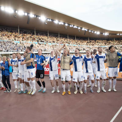 Finlands spelare firar seger.