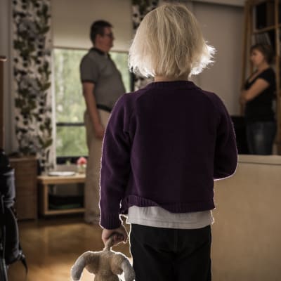barn som tittar på föräldrarna