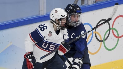 Jenni Hiirikoski och Kendall Coyne Schofield i närkamp