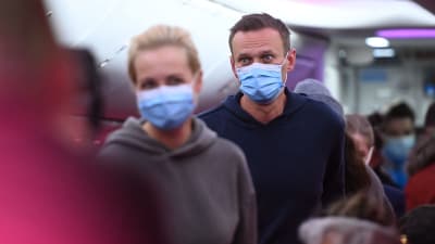 Aleksej Navalnyj ombord på det landade flygplanet.