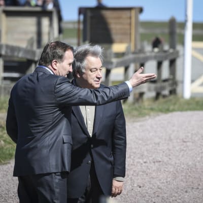 Sveriges statsminister Stefan Löfven och FN:s generalsekreterare Antonio Guterres utomhus.