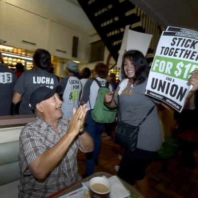 Anställda på McDonalds demonstrerade i september för högre löner.
