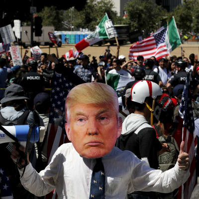 Trumpsupportrar och andra marscherar i Los Angeles på första maj 2017.