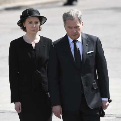 President Sauli Niinistö och Jenni Haukio anländer till Mauno Koivistos jordfästning i Helsingfors domkyrka den 25 maj 2017.