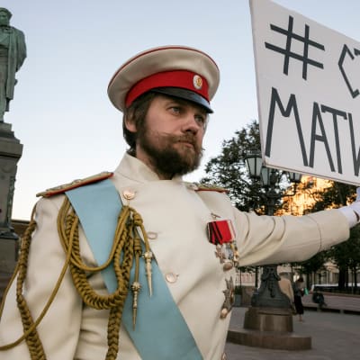 En man håller upp ett plakat med texten "Stoppa Matilda" på Pusjkintorget i Moskva den 22 september 2017. Religiösa fanatiker vill stoppa en ny film som berättar om landets sista tsar Nikolaj II och hans kärleksrelation med en balettdansös. 