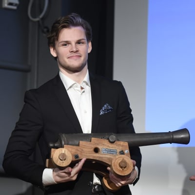 Malte Strömwall med Aarne Honkavaara-priset som tilldelas skytteligans vinnare.
