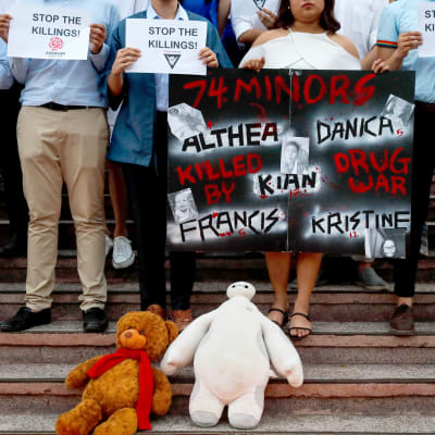 Demonstranter demonstrerar på en trappa där man lagt ut gosedjur. På ett av plakaten står det namn på unga personer som dött på grund av kriget mot droger.
