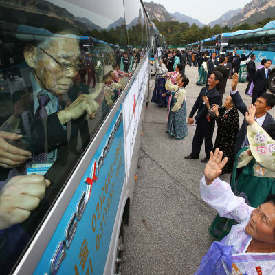 Nordkoreaneer tar farväl av sydkoreanska anhöriga som de fick träffa i Nordkorea år 2015