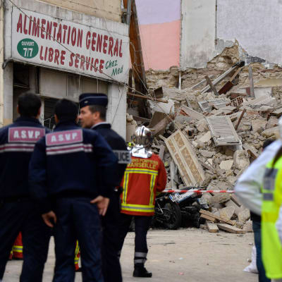 Räddningsarbetare utanför ett av de kollapsade husen i Marseille på måndagen. 