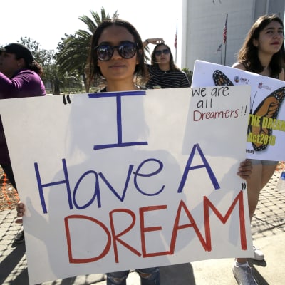 Mielenosoittajat puolustivat helmikuussa 2018 laittomasti maahan lapsena tulleiden siirtolaisten suojeluohjelmaa Los Angelesissa.