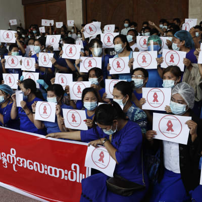 Yangonissa Dagonin yliopiston opiskelijat ja opettajat liittyivät terveydenhuollon työntekijöiden lakkoon perjantaina.