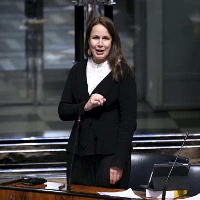 Veronika Honkasalo i riksdagens plenisal.