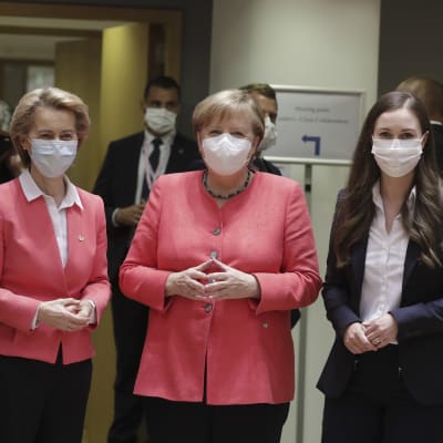 Belgiens premiärminister Sophie Wilmes, Europeiska kommissionens ordförande Ursula von Der Leyen, Tysklands förbundskansler Angela Merkel och statsminister Sanna Marin på EU-toppmöte.