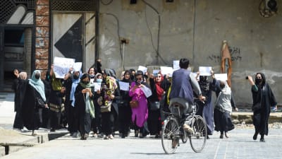 Små grupper med modiga afghanska kvinnor går fortfarande ut och protesterar mot talibanstyret. Den här bilden på en protest i huvudstaden Kabul togs den 29 april. 