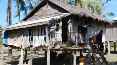 Det här huset på den kambodjanska landsbygden inhyser 12 personer.