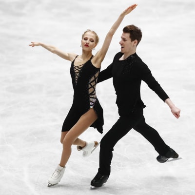 Juulia Turkkila och Matthias Versluis på isen i VM.