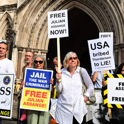 Protest för Julian Assange frigivning utanför britisk domstol
