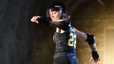 Roller derbyspelaren Malou Winther Lindholm i grenmundering.